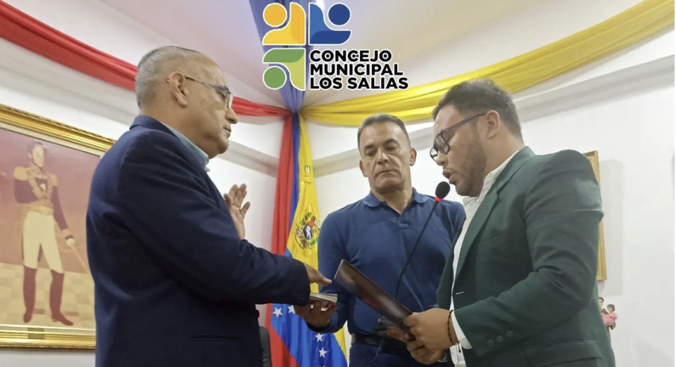 Juramentado César Felice como Presidente del Concejo Municipal de Los Salias