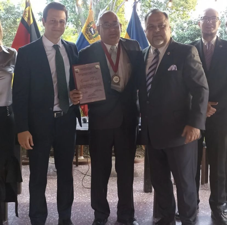 Gobierno Municipal de El Hatillo entregó reconocimiento al concejal César Felice