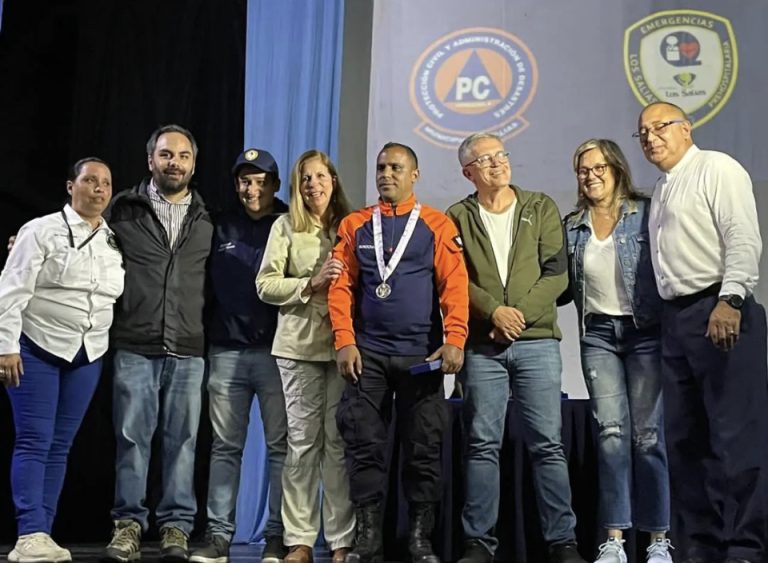 Entregan reconocimientos y uniformes a los funcionarios de Protección Civil y Emergencia Los Salias