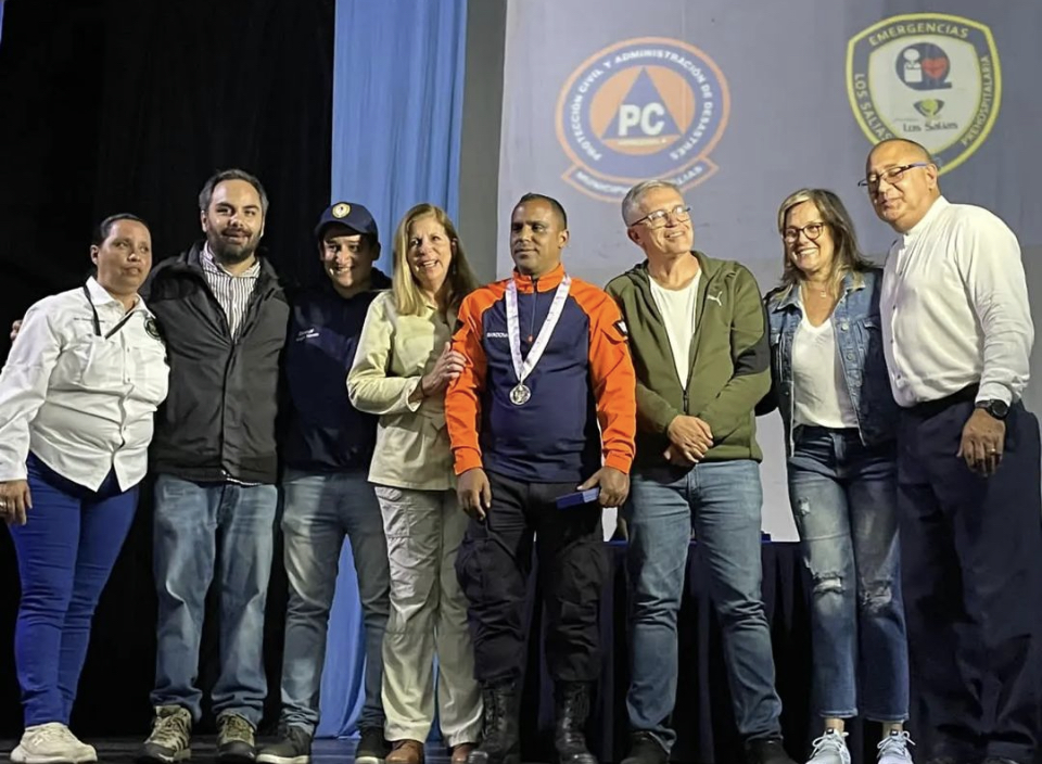 Entregan reconocimientos y uniformes a los funcionarios de Protección Civil y Emergencia Los Salias