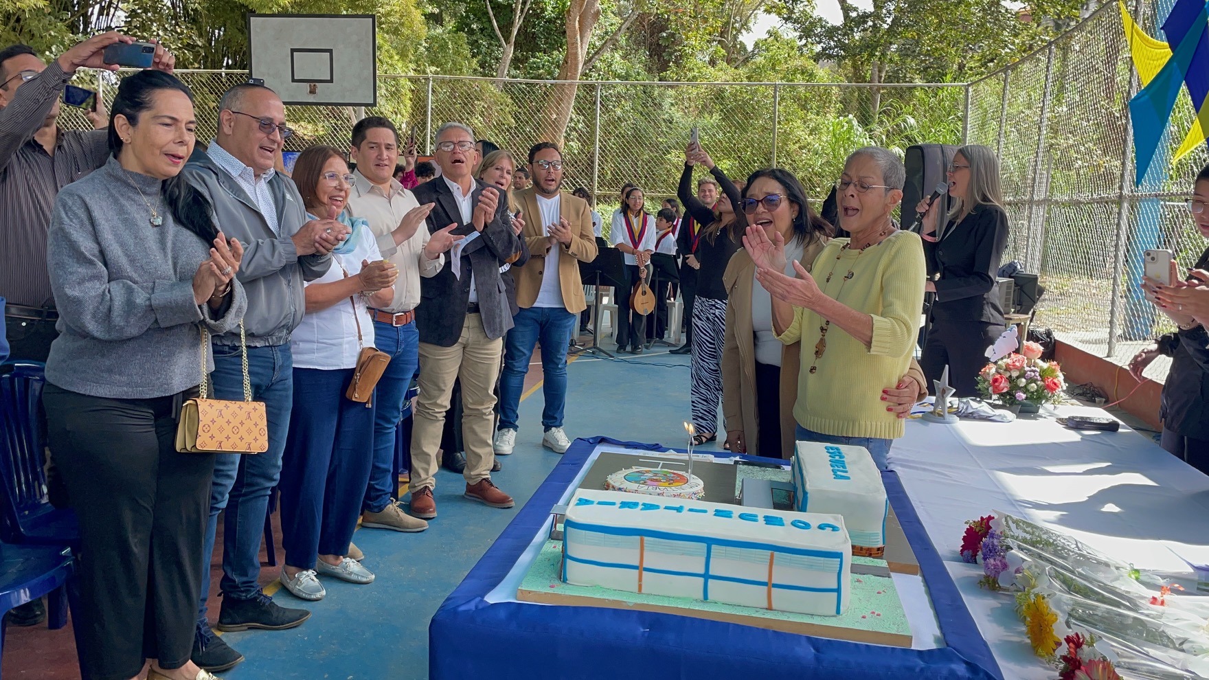 Gobierno Municipal entregó reconocimientos por el 65 aniversario de la Escuela Comunitaria