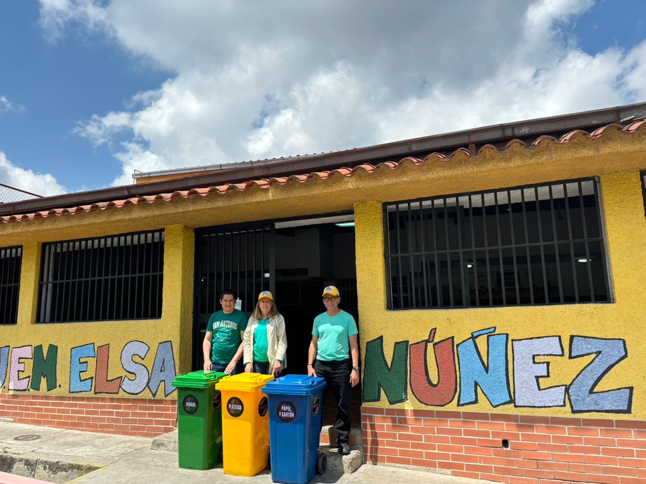 Para seguir educando sobre conservación del medio ambiente, el Concejo Municipal entregó contenedores de reciclaje