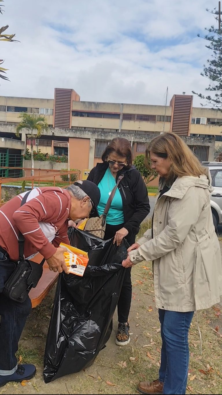 LA COMISIÓN DE AMBIENTE DEL CONCEJO MUNICIPAL LOS SALIAS REALIZÓ UN OPERATIVO DE RECOLECCIÓN DE PAPEL, CARTÓN Y PLÁSTICO