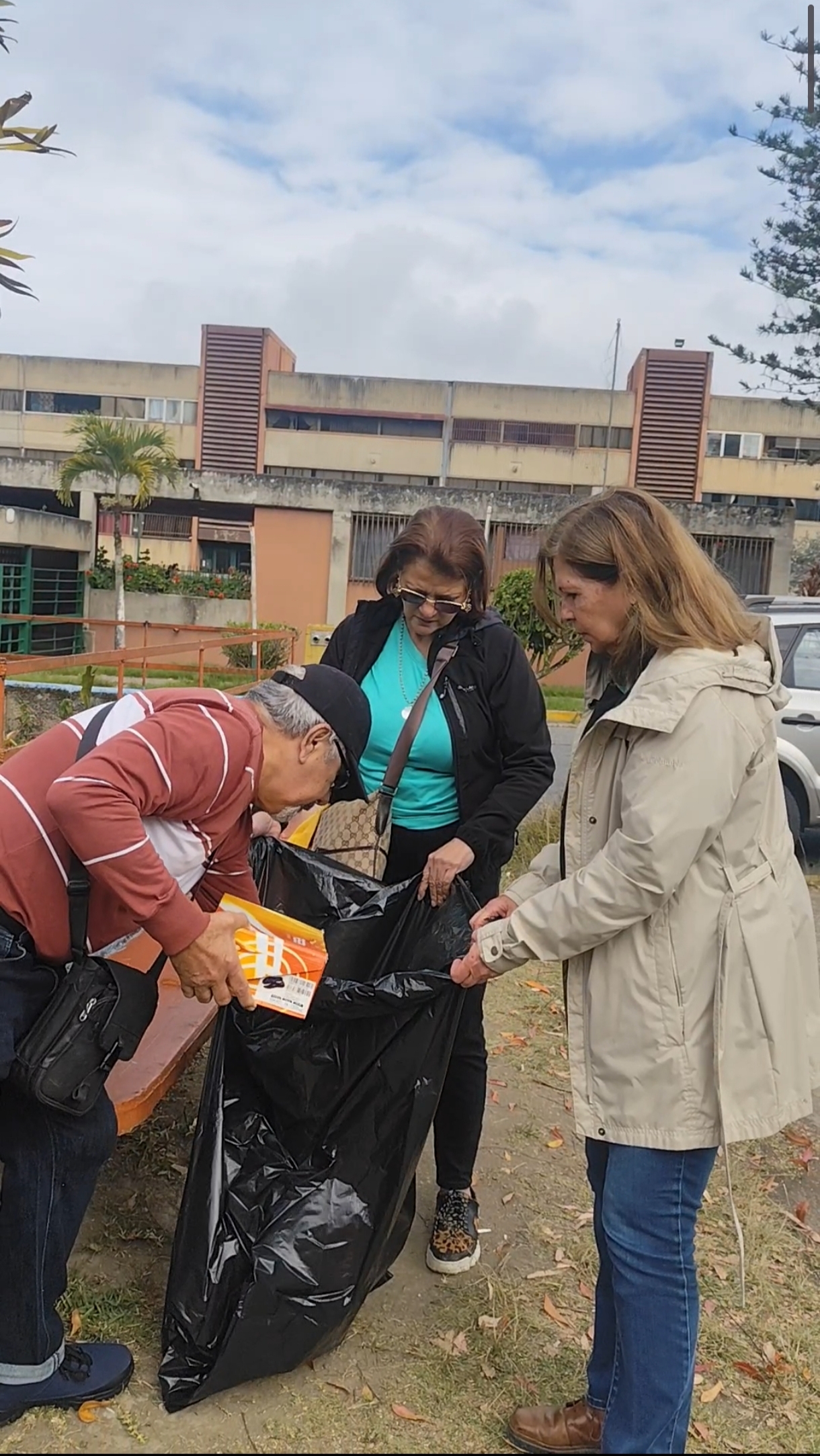 LA COMISIÓN DE AMBIENTE DEL CONCEJO MUNICIPAL LOS SALIAS REALIZÓ UN OPERATIVO DE RECOLECCIÓN DE PAPEL, CARTÓN Y PLÁSTICO