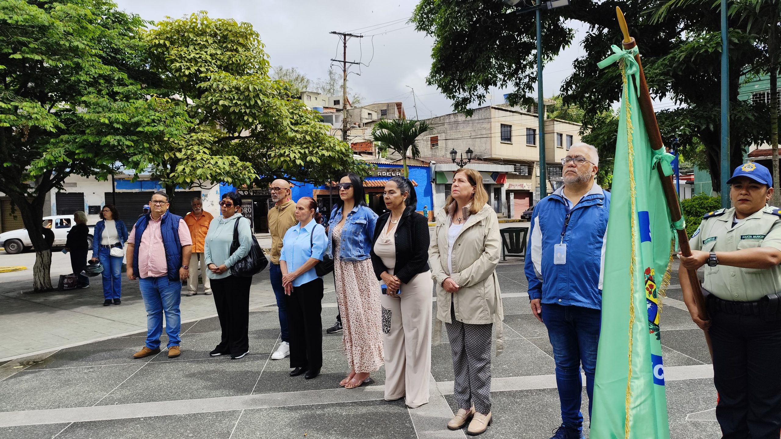 EL CONCEJO MUNICIPAL DE LOS SALIAS REALIZÓ UNA OFRENDA FLORAL EN CONMEMORACIÓN DEL BICENTECIMO CUADRAGÉSIMO SEGUNDO (242°) ANIVERSARIO DEL NATALICIO DE NUESTRO LIBERTADOR SIMÓN BOLÍVAR
