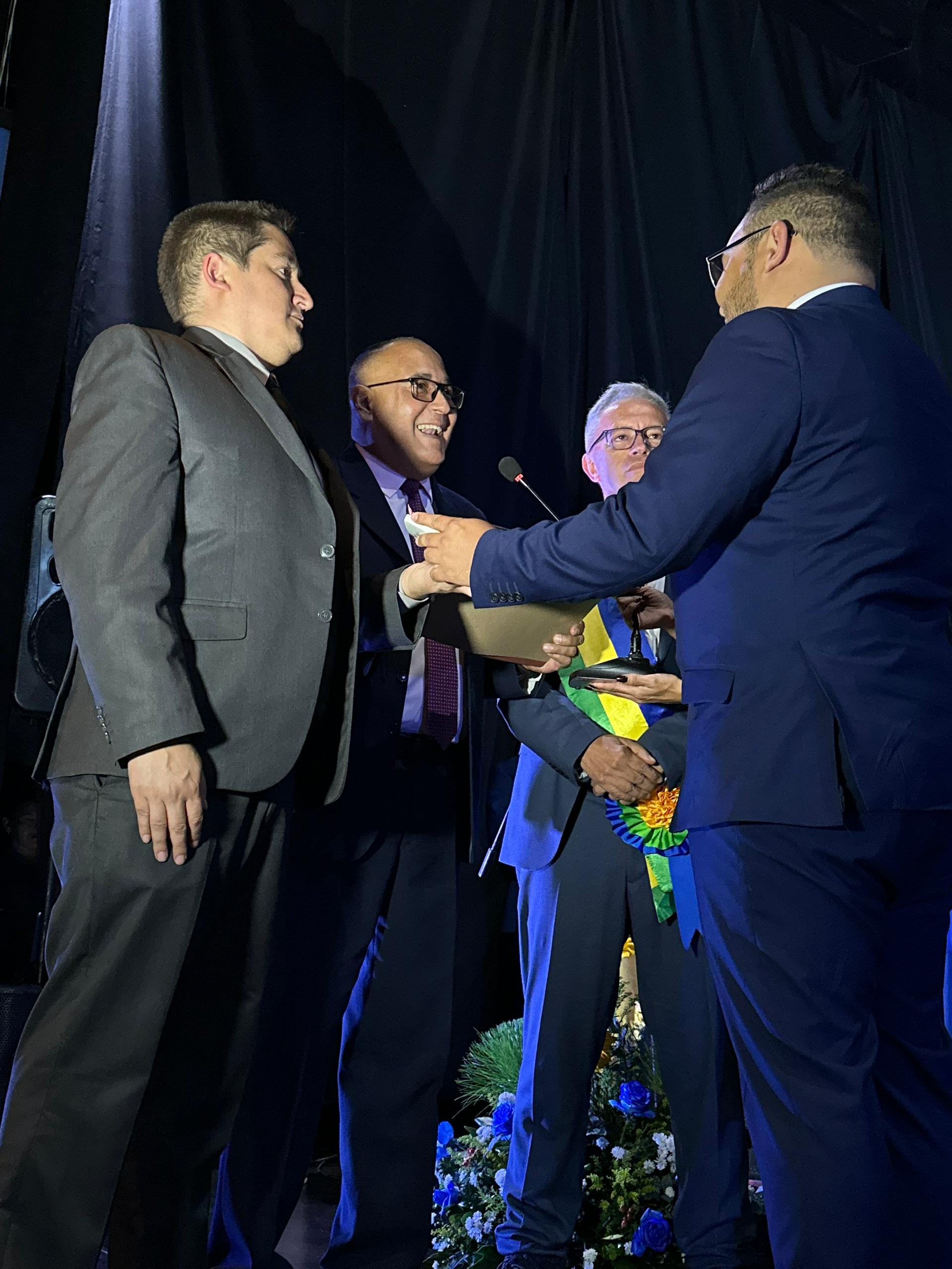 EN EL TREATRO MUNICIPAL SE REALIZÓ LA INSTALACIÓN DE LA NUEVA CÁMARA MUNICIPAL Y LA JURAMENTACIÓN DEL ALCALDE EDGAR LAYA