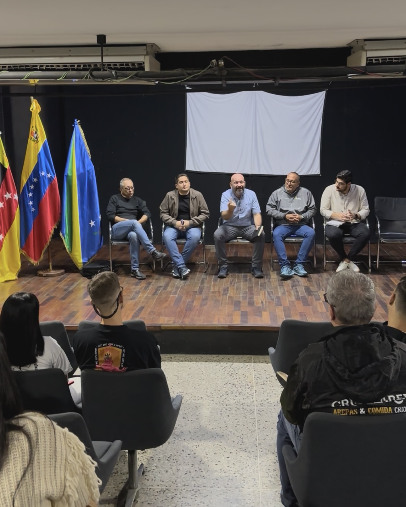 CONCEJO MUNICIPAL DE LOS SALIAS SOSTUVO ENCUENTRO CON COMERCIANTES DE EXPENDIOS DE ALIMENTOS Y BEBIDAS.
